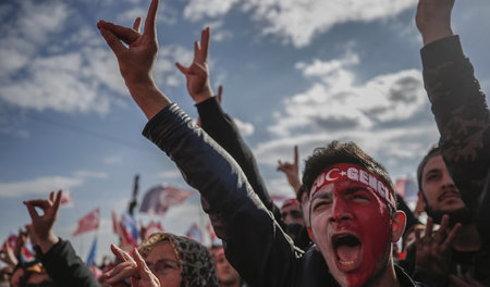 Propaganda für das Referendum in Istanbul: Unterstützer feuern d...