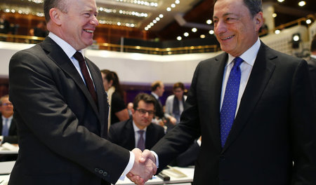 Deutsche-Bank-Chef John Cryan nimmt Glückwünsche von EZB-Präside...