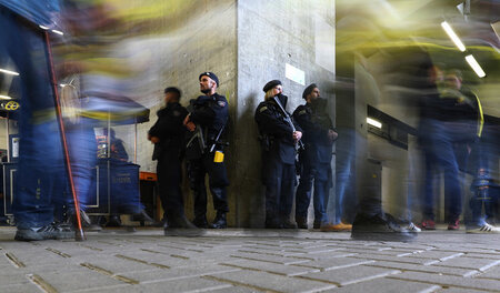 Großes Polizeiaufgebot während des Nachholspiels zwischen Dortmu...