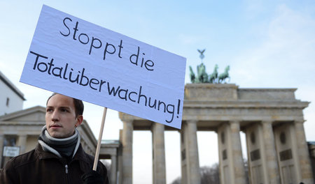 Teilnehmer einer Demonstration gegen Vorratsdatenspeicherung im ...