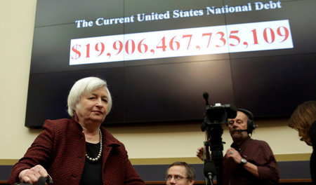 Fed-Chefin Janet Yellen in Wahington. Im Hintergrund ist der Sch...