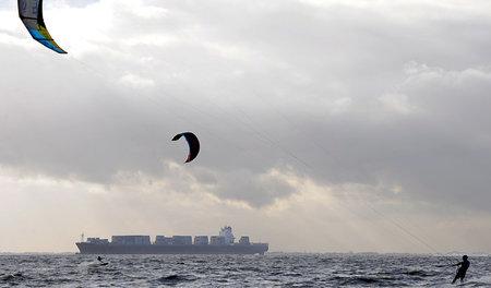 Containerfrachter mit Kurs Bremerhaven: Richter stellen Prestige...