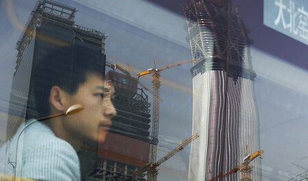 Beijing Mitte April 2017: Ein Buspassagier schaut auf in den Him...