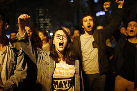 Neinsager in Istanbul: Demonstranten gehen gegen das verkündete ...