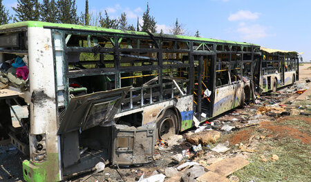 Zerstörte Busse: Bei dem Ort Raschidin westlich von Aleppo waren...