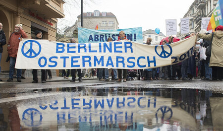 Mehrere hundert Menschen nahmen am Sonnabend in Berlin am Osterm...