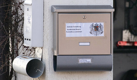 Briefkasten mit Logo einer fiktiven Reichsregierung an einem Woh...