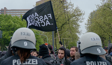 Anitfaschisten wurden von insgesamt 900 Polizisten auf Abstand g...