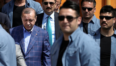 Präsident Recep Tayyip Erdogan (links) beim Verlassen eines Abst...