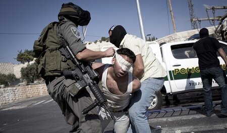 Repression: Israelische Polizisten verhaften einen jungen Paläst...