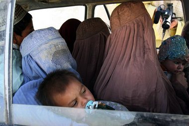 Weg vom Krieg – afghanische Familie am Mittwoch im umkämpften Be...