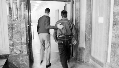 Abschiebehäftling im Transitbereich des Flughafens Berlin-Schöne...