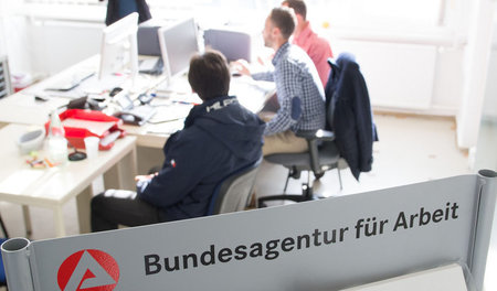 Im Arbeitsamt: Heute trifft Mensch auf Stuhl bzw. Sachbearbeiter...