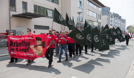 Hunderte Neonazis der Kleinstpartei »III. Weg« marschierten am 1...