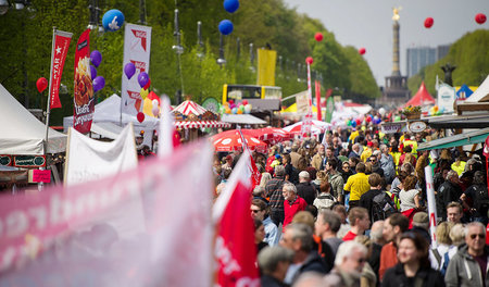 In Berlin werden am 1. Mai drei Demonstrationszüge vom Hackesche...
