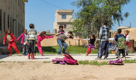 Kinder in Khanasor: Die jesidische Selbstverwaltung bemüht sich ...