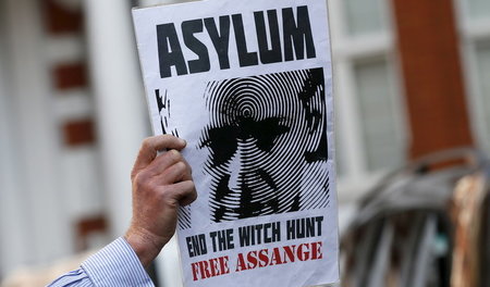Solidarität mit Julian Assange bei einer Kundgebung 2015 in Lond...