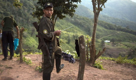 Ein FARC-Mitglied im Dezember 2016 in einem Camp im Bezirk Conej...