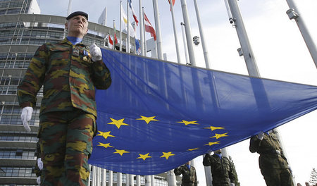 Kein Friedensprojekt: Flaggenzeremonie mit Soldaten des Eurokorp...
