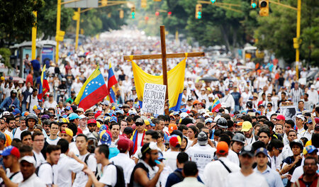 Holzkreuz und Antikommunismus: Schweigemarsch der venezolanische...