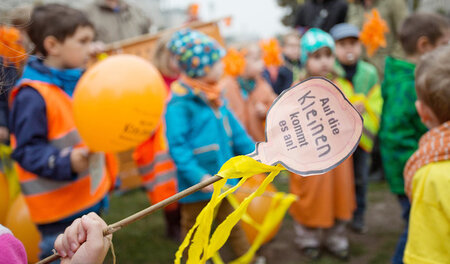 Gut aufgehoben: Hier nehmen Kinder der Kitas Gänseblümchen und B...