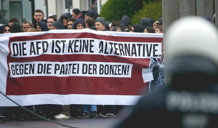 Demonstranten protestieren in Köln gegen den Bundesparteitag der...