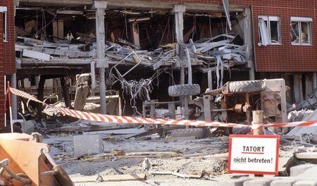 »Weiter so, weiter so, Weiterstadt!« Im 27.3.1993 verübte die RA...
