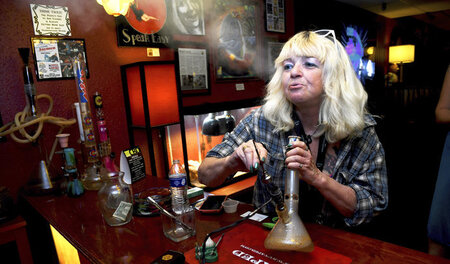 Am Tresen der Speakeasy Vape Lounge, einem der wenigen Clubs in ...
