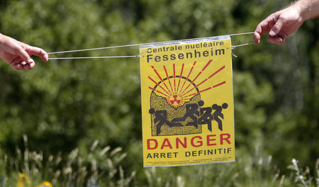 Demonstranten fordern die Schließung des Atomkraftwerks in Fesse...