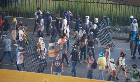 Regierungsgegner bauen am Montag in Caracas Barrikaden