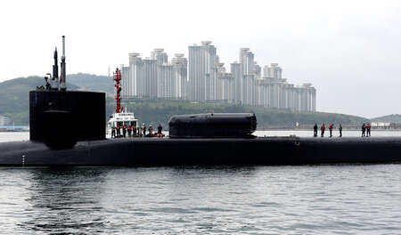 Das U-Boot »USS Michigan« vor der Silhouette von Busan in Südkor...