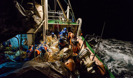 Mehr als 200 Menschen musste die »Sea Eye« an Bord nehmen. Die m...