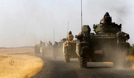 Aufmarsch an der Grenze: Türkische Panzerfahrzeuge an der türkis...
