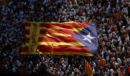 Immer wieder demonstrieren Hunderttausende Menschen in Katalonie...