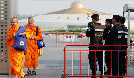 Tempelanlage Wat Phra Dhammakaya während Polizeikontrollen am 1.... Tempelanlage Wat Phra Dhammakaya während Polizeikontrollen am 1....