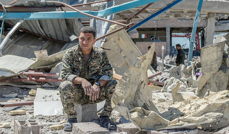 Ein kurdischer Kämpfer in den Trümmern des Pressezentrums von Ka...