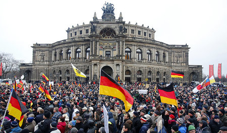 Alles nur »asylkritisch«: Pegida-Aufmarsch im Januar 2015 in Dre... Alles nur »asylkritisch«: Pegida-Aufmarsch im Januar 2015 in Dre...