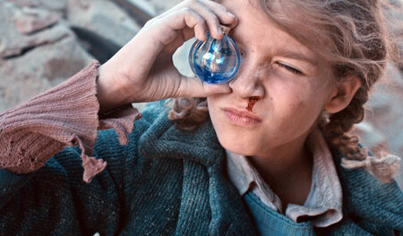 Blick durch die Christbaumkugel: Zita Gaier in der Rolle der neu...