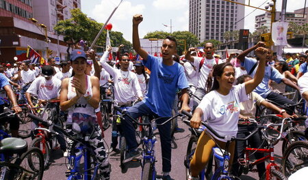 Am Mittwoch demonstrierten Tausende Jugendliche in Caracas ihre ...