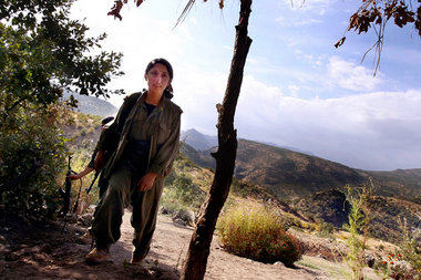 Guerillera einer Fraueneinheit der PKK im Kandil-Gebiet, grenzna... Guerillera einer Fraueneinheit der PKK im Kandil-Gebiet, grenzna...