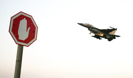 Ein israelisches Kampfflugzeug fliegt vom Norden des Landes aus ...