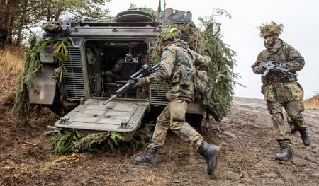 Soldaten des Panzergrenadierbataillons 122 üben für ihren Einsat...