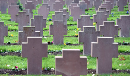Das Kriegsgräberfeld auf dem Karlsruher Hauptfriedhof ist eines ...