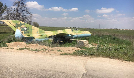 Ein Flugzeugwrack dient östlich von Aleppo als Wegweiser zur Luf... Ein Flugzeugwrack dient östlich von Aleppo als Wegweiser zur Luf...