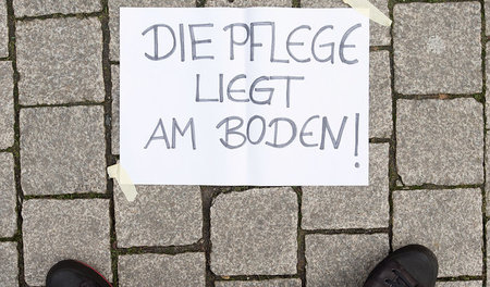 Seit Jahren beklagen Pflegefachkräfte die Personalsituation in d...