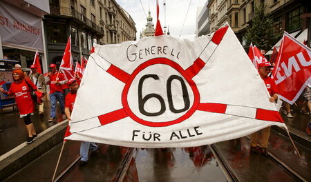 Bauarbeiter fordern auf einer Demonstration die Rente ab 60 (27....