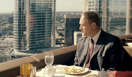 Headhunter Clemens Trunschka sitzt in einem Restaurant mit Blick... Headhunter Clemens Trunschka sitzt in einem Restaurant mit Blick...