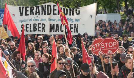 Antikapitalistische Walpurgisnacht-Demonstration durch Berlin We... Antikapitalistische Walpurgisnacht-Demonstration durch Berlin We...
