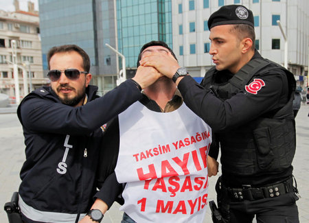 Protest erstickt: Polizisten nehmen am Montag in Istanbul einen ...