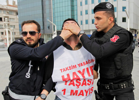 Protest erstickt: Polizisten nehmen am Montag in Istanbul einen ... Protest erstickt: Polizisten nehmen am Montag in Istanbul einen ...